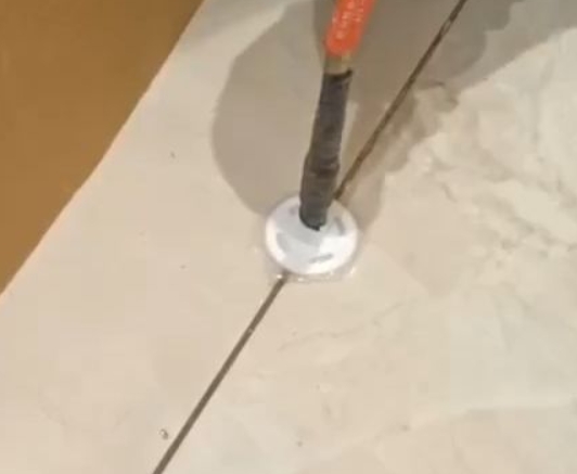 阳泉市瓷砖空鼓维修公司专业解答瓷砖在铺贴过程中，如果没有涂抹均匀到位的粘结材料（如水泥砂浆或瓷砖胶），可能会导致以下问题